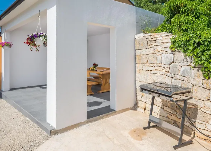 2 Bedroom Awesome Home In Rovinjsko Selo